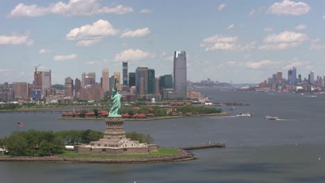 Luftaufnahme-der-Freiheitsstatue-und-Ellis-Island.