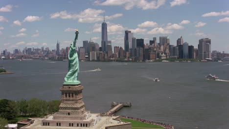 Flug-mit-der-Freiheitsstatue-in-Richtung-Manhattan.