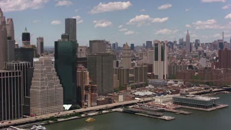 Fliegen-bis-East-River-von-Brooklyn-Bridge.