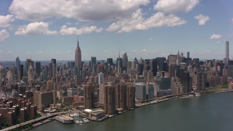 Luftaufnahme-der-Innenstadt-von-Manhattan-Gebäude-vom-East-River.