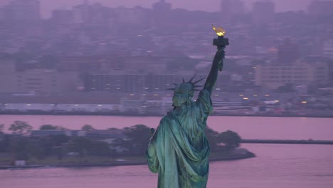 Estatua-de-la-libertad-con-el-temprano-amanecer-de-mañana-rosa.