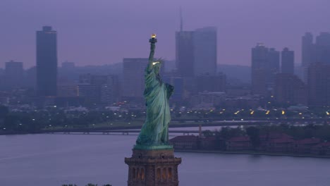 Umlaufbahn-der-Freiheitsstatue,-Manhattan-am-nebligen-Morgen-zu-offenbaren.