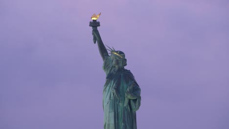 Vista-aérea-de-ángulo-bajo-de-estatua-de-la-libertad-al-amanecer.