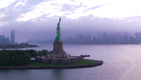 Órbita-de-aérea-de-la-estatua-de-la-libertad-al-amanecer.