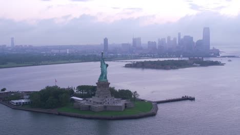 Hohen-Winkel-Ansatz-und-überfliegen-der-New-Yorker-Freiheitsstatue.