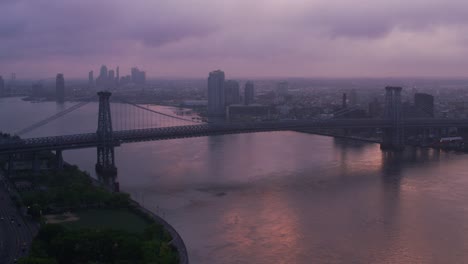 Fliegen-bis-East-River-von-Williamsburg-Bridge-bei-Sonnenaufgang.