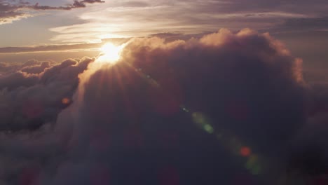 Luftaufnahme-des-Sonnenaufgang-über-den-Wolken-mit-Manhattan-unten.