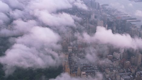 Vista-aérea-del-Central-Park-y-Manhattan-a-través-de-las-nubes.