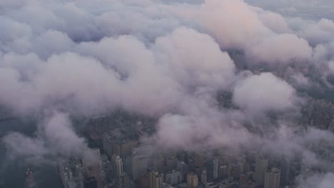 Luftaufnahme,-Blick-durch-niedrige-Wolken-in-Manhattan.