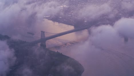 Williamsburg-Bridge-schauen-durch-Wolken-nach-unten.