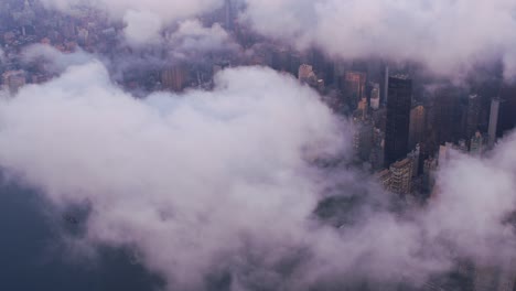 Luftaufnahme-von-Manhattan-mit-tiefhängenden-Wolken-bei-Sonnenaufgang.