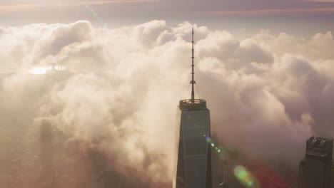 Sonnenaufgang-über-Manhattan-mit-Wolken-One-World-Trade-Center-Gebäude.