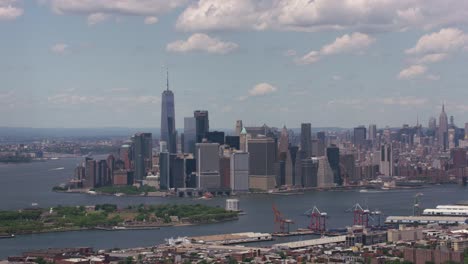 Toma-aérea-de-más-bajo-Manhattan-y-la-isla-de-Gobernadores.