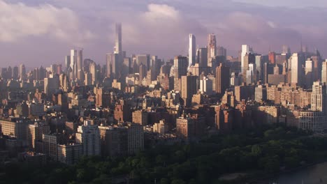 Fliegen-auf-Hudson-River-bei-Sonnenaufgang-mit-Manhattan-Gebäude-und-Piers.