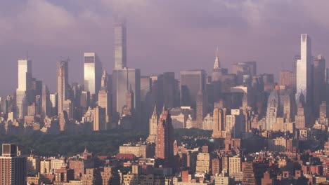 Luftaufnahme-von-Manhattan-Gebäude-und-dem-Central-Park-im-schönen-Morgenlicht.