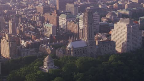 Vista-aérea-de-la-tumba-de-Grant-y-la-iglesia-de-Riverside-en-Manhattan.