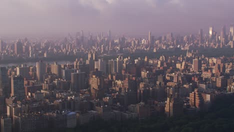 Vista-aérea-de-los-edificios-de-Manhattan-y-Central-Park-en-la-luz-de-la-hermosa-mañana.