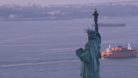 Estatua-de-la-libertad-en-la-hermosa-mañana-nublada.