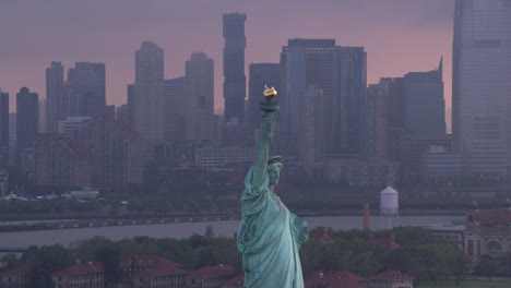 Estatua-de-la-libertad-en-la-hermosa-mañana-nublada.