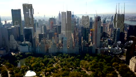 Sci-Fi-futuristische-Fahrgast-Drohnen-und-Manhattan-Gebäude-4k