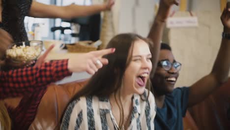 Glückliche-Freunde-Sportübertragungen-im-Fernsehen,-Sieg-zu-feiern.-Diverse-Anhänger-Fans-schreien-zusammen.-Emotion.-Slow-motion