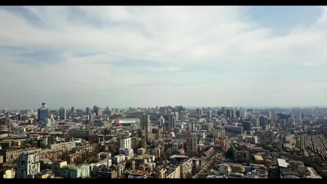 Vista-aérea-de-la-ciudad-y-el-complejo-nacional-deportivo-\"Olímpico\".-Paisaje-urbano