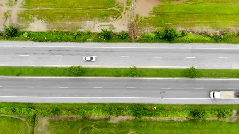 Drone-disparó-vista-aérea-de-alto-ángulo-del-tráfico-de-carretera-en-el-campo,-el-transporte-de-coches-camiones-y-motos