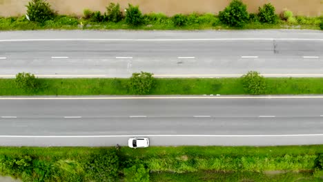 Drone-disparó-vista-aérea-de-alto-ángulo-del-tráfico-de-carretera-en-el-campo,-el-transporte-de-coches-camiones-y-motos