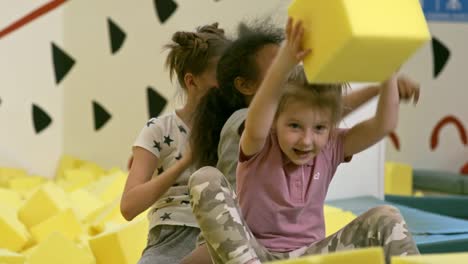 Multiethnische-Mädchen-zusammen-in-Indoor-Spielplatz