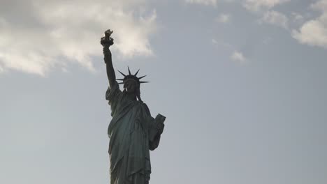 Cerrar-tiro-de-estatua-de-la-libertad-filmado-en-la-puesta-de-sol-desde-el-río-en-Nueva-York,-Estados-Unidos