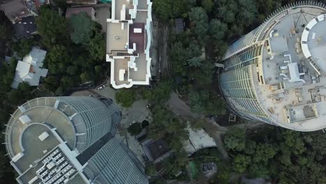 aérea-superior-vista-aérea-desde-arriba-modernos-viven-edificios-rascacielos-en-la-solución-de-eco