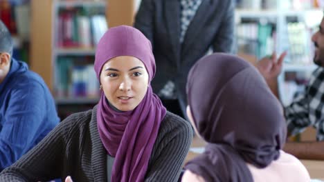 Muslimische-Studentinnen-reden-im-Klassenzimmer