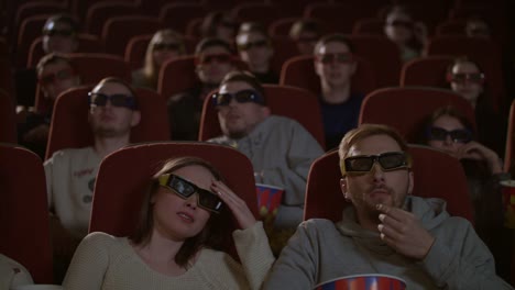 Zuschauer-in-3D-Brille-angespannt-beobachten-beängstigend-Flm.-Publikum-im-3D-Kino