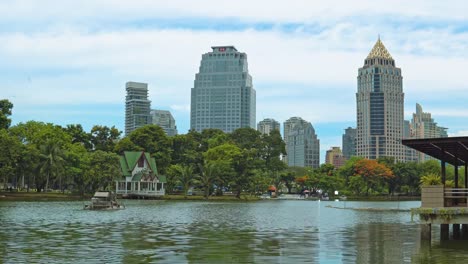 paisaje-urbano,-centros-de-edificio-comercial-y-de-negocios-con-oficinas-y-puntos-de-vista-al-lago-y-un-parque-verde-en-el-centro-de-la-ciudad.-Edificios-corporativos-en-el-distrito-financiero-de-la-ciudad.-estilo-urbano