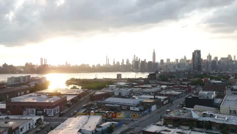 aérea-sobre-el-arte-del-graffiti-en-Brooklyn-hacia-Manhattan-skyline-ciudad-de-Nueva-York