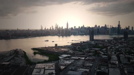 Antenne-in-Richtung-Manhattan-Skyline-Sonnenuntergang-aus-Brooklyn-New-York-City