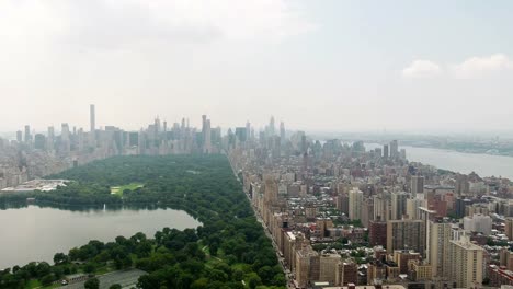 Parque-Central-aérea-tirando-hacia-atrás-de-los-edificios-sobre-NYC-verde