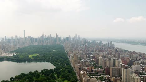 Central-Park-steigen-über-Grün-und-Gebäuden-Antenne-Manhattan-New-York-City