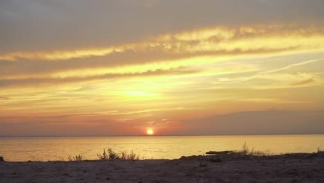 Wunderschöne-Landschaft-mit-goldenen-Sonnenuntergang