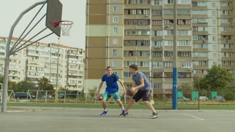 Streetball-Spieler-Sprungwurf-auf-Basketballplatz