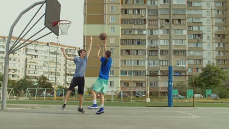 Streetball-Spieler-Punkte-in-der-Farbe