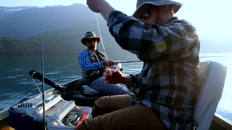 Dos-pescadores-pesca-en-el-río-4k