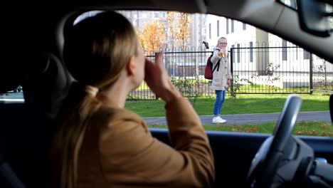 Schulmädchen-winken-verabschieden-Mutter-vor-der-Schule