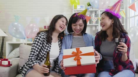 young-asian-girls-love-the-surprised-present