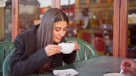 Joven-pareja-disfrutando-de-un-café-al-aire-libre,-del-centro-de-la-ciudad-de-café