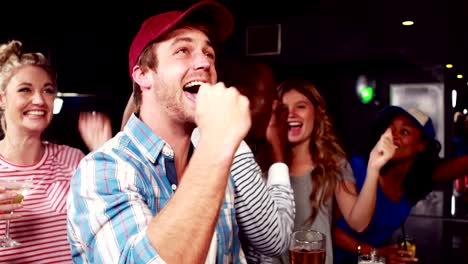 Glücklich-Fan-in-der-Bar