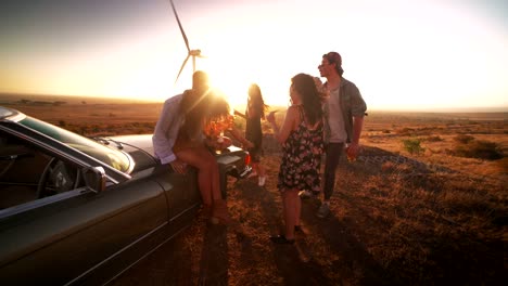 Viaje-por-carretera-amigos-de-fiesta-al-aire-libre-en-una-noche-de-verano