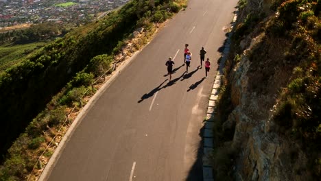 Eine-Gruppe-von-sportliche-Freunde-Laufen-im-Freien