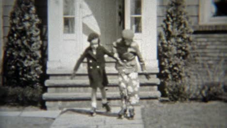 1938:-Mädchen-auf-Skates-und-Kreuzfahrt-auf-dem-Bürgersteig.