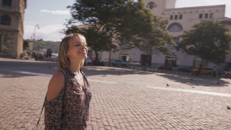 Steadicam-Tourism-In-Cuba-Women-Friends-Taking-Photo